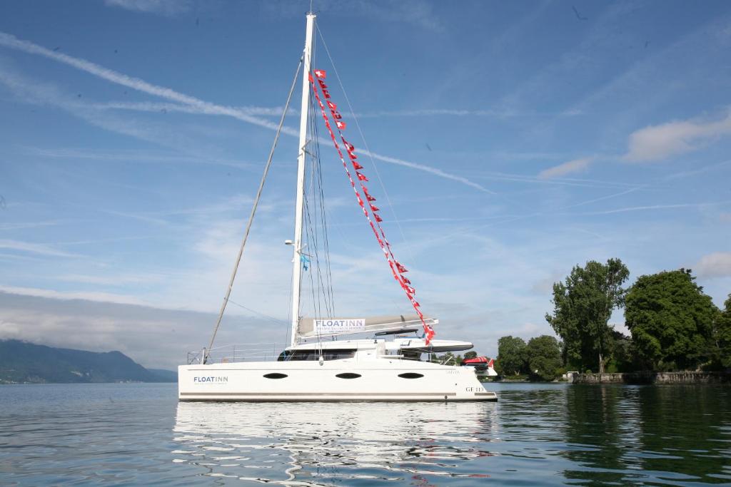 a white sail boat sitting on the water at Floatinn Boat-BnB in Geneva