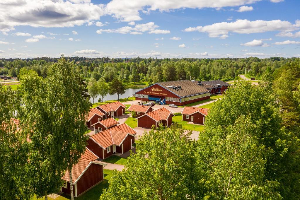 una vista sul tetto di una casa con molti alberi di First Camp Moraparken - Dalarna a Mora