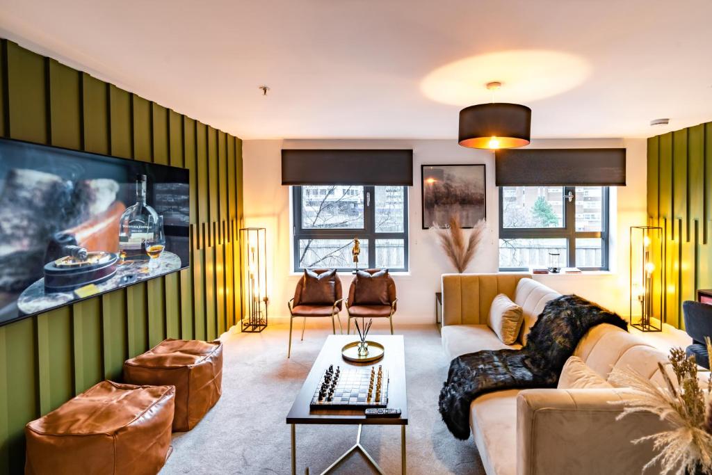 sala de estar con paredes de rayas verdes y sofá en The Arran Suite - Your Stylish Scottish Getaway! en Glasgow
