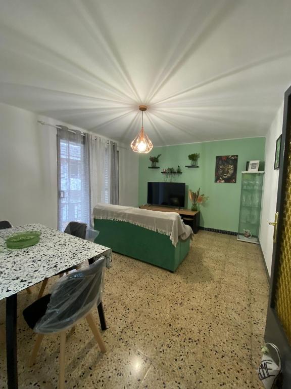 1 dormitorio con cama, mesa y TV en APARTAMENTO TURISTICO JAUME CENTRO, en Tarragona