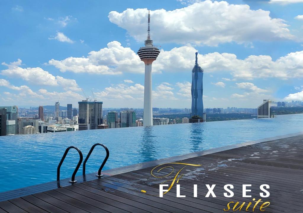 einen Infinity-Pool auf dem Dach eines Wolkenkratzers in der Unterkunft Flixses Suites at Platinum KLCC in Kuala Lumpur