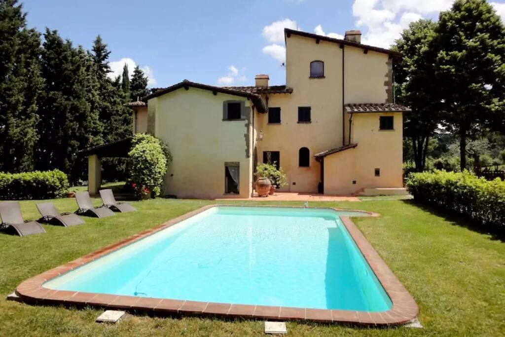 an external view of a house with a swimming pool at Villa Selva in Lastra a Signa