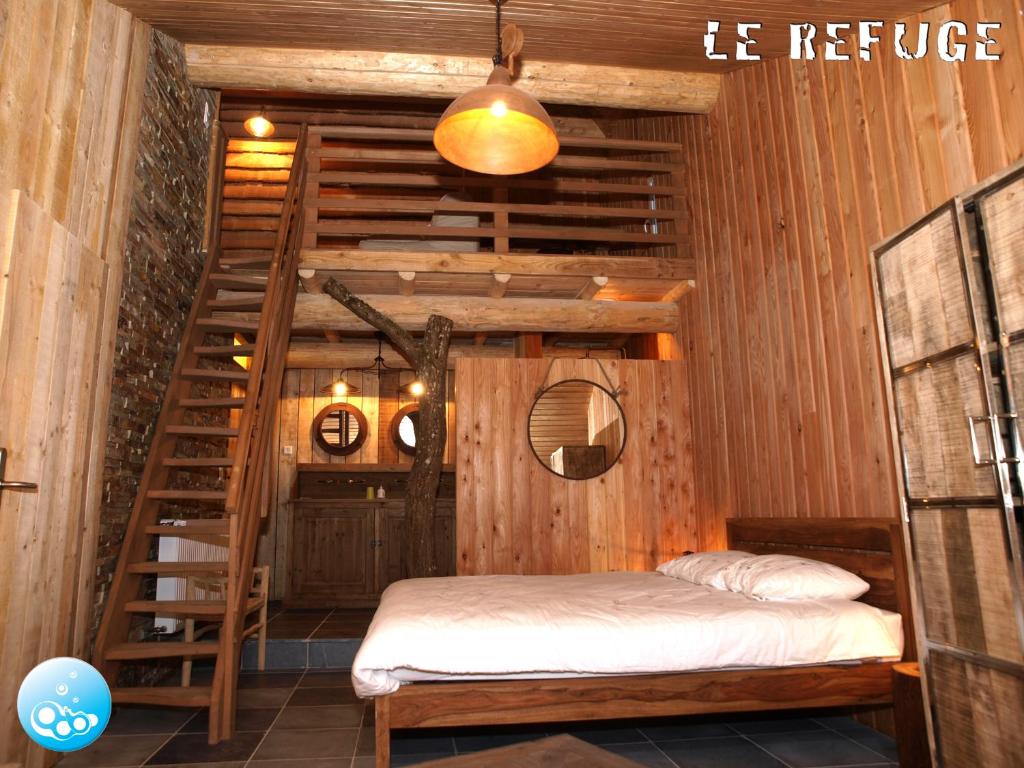 een slaapkamer met een stapelbed en een ladder bij B&B Oa6 Casa in Oberfeulen