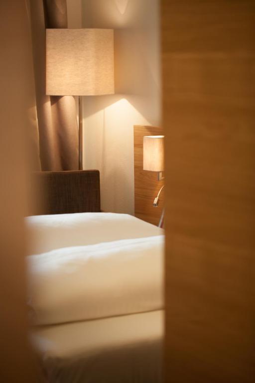 Postel nebo postele na pokoji v ubytování Hotel-Gasthof Beim Böckhiasl