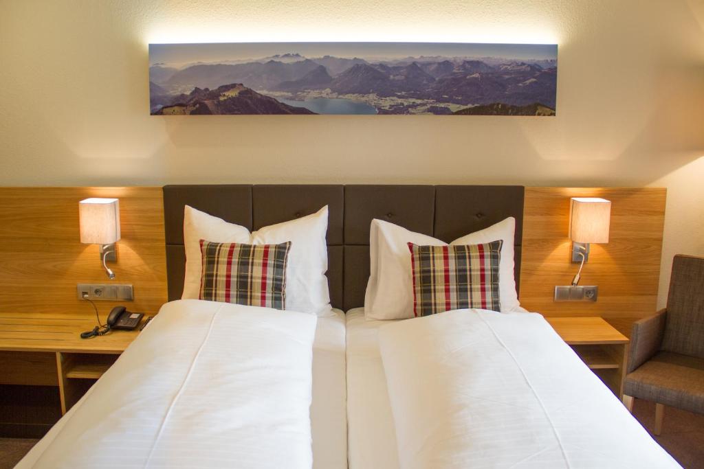 Postel nebo postele na pokoji v ubytování Hotel-Gasthof Beim Böckhiasl