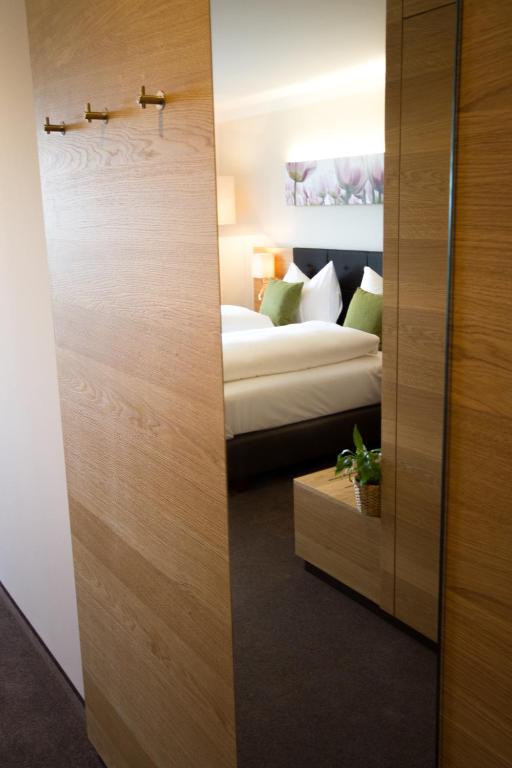 Postel nebo postele na pokoji v ubytování Hotel-Gasthof Beim Böckhiasl