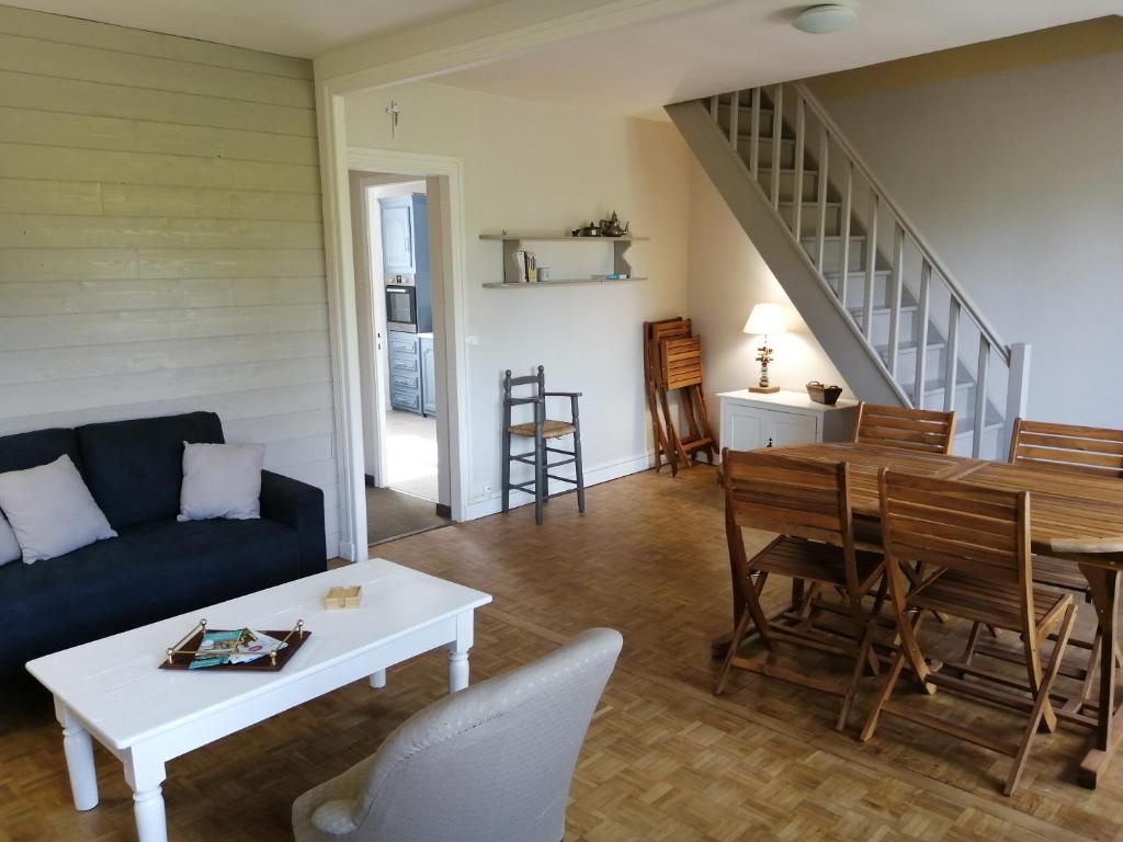 un soggiorno con divano e tavolo di Appartement Saint-Malo 800m de la plage a Saint Malo