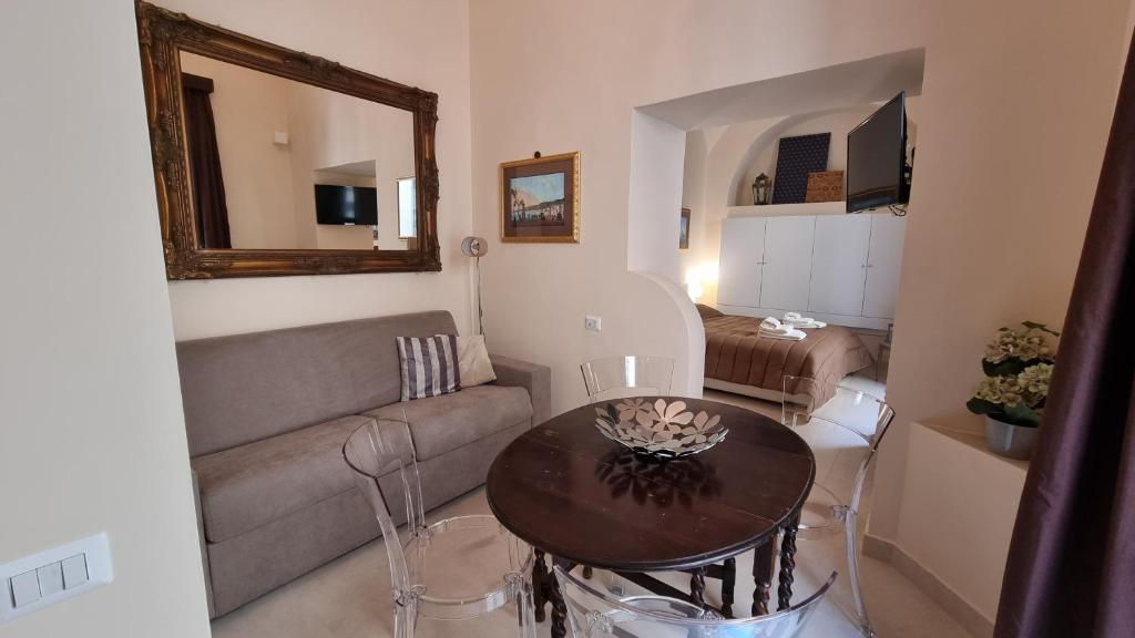 een woonkamer met een bank en een tafel bij FERDINANDO HOME in Caserta