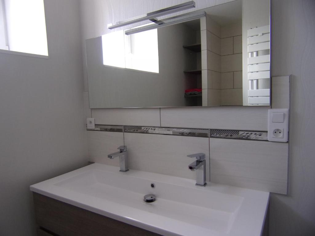 Salle de bains dans l'établissement L'Escale, chambres chez l'habitant