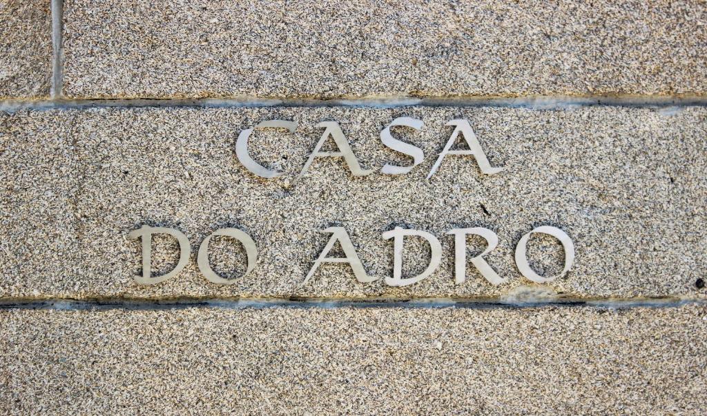 a sign that says casa do arco in the sand at Casa do Adro de Parada in Parada de Pinhão