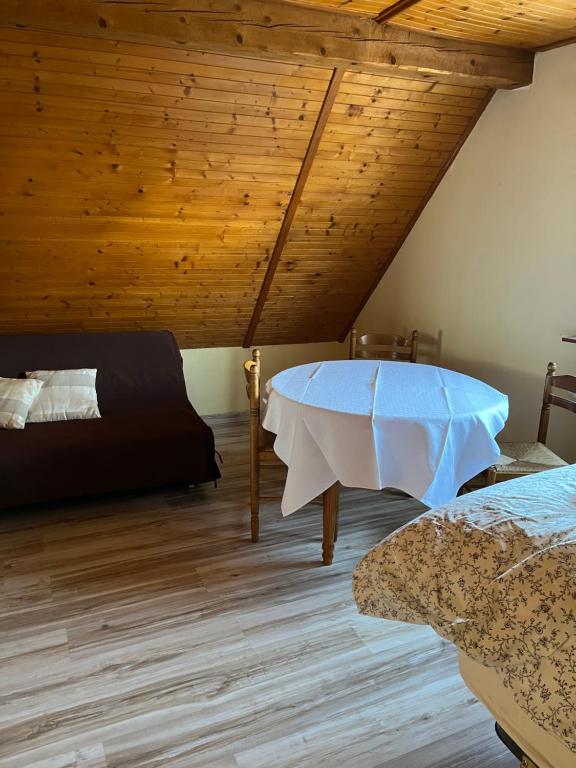 Ένα ή περισσότερα κρεβάτια σε δωμάτιο στο Sur la route du vin