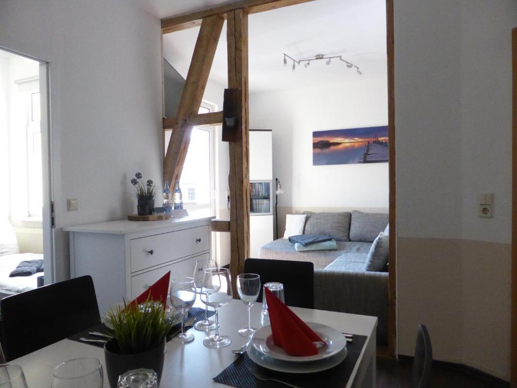 ein Esszimmer mit einem Tisch und ein Wohnzimmer in der Unterkunft Ferienwohnung Friedrich Schiller, 2 Schlafzimmer, Balkon,kostenloses WiFi, nähe Zentrum, in Jena
