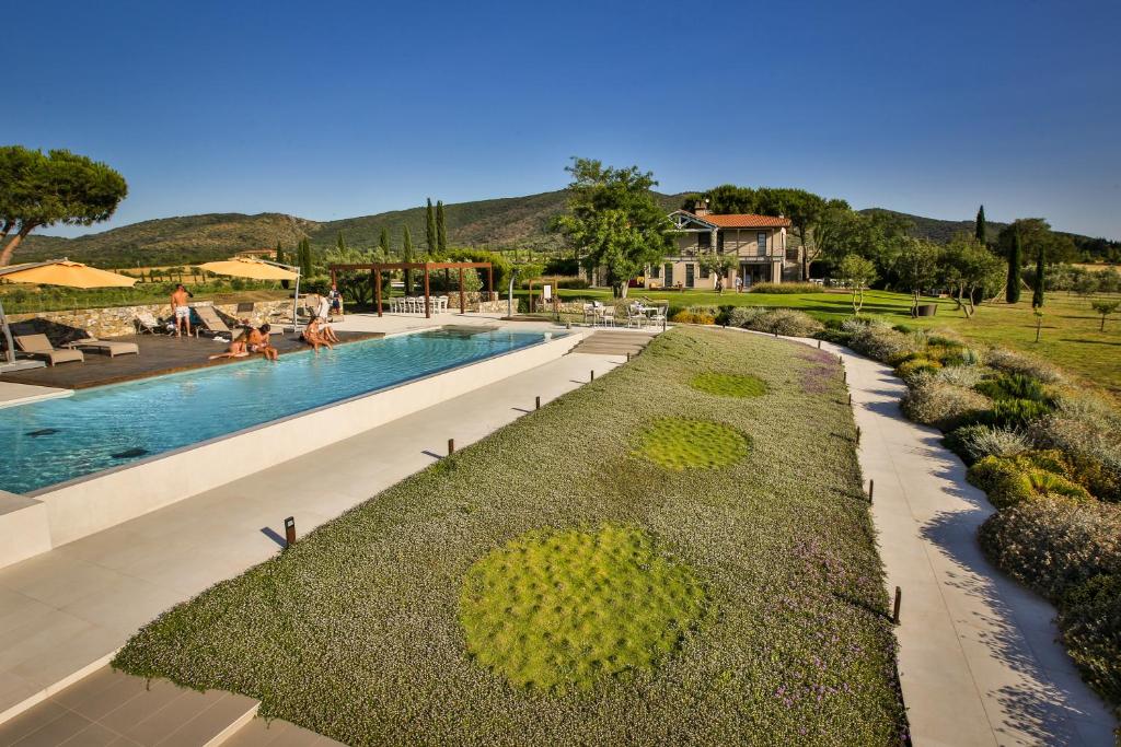 una piscina con jardín y un complejo en Podere del Priorato, en Albinia