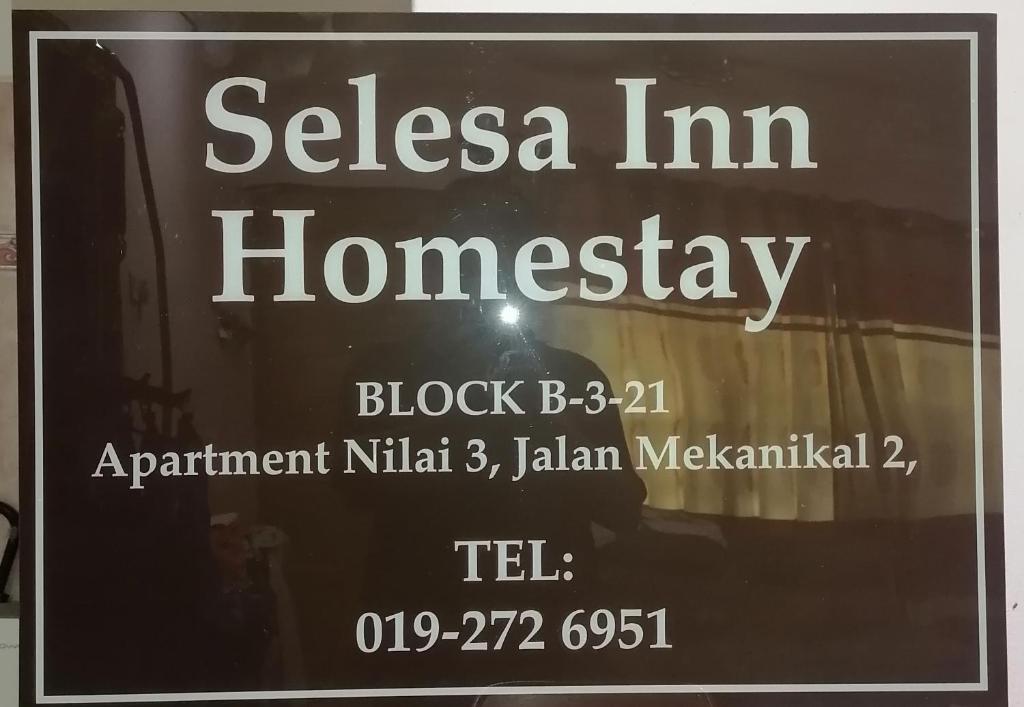 ein Schild an der Seite eines Fensters, auf dem Siesta stehtm homiversary in der Unterkunft Selesa Inn Homestay in Nilai