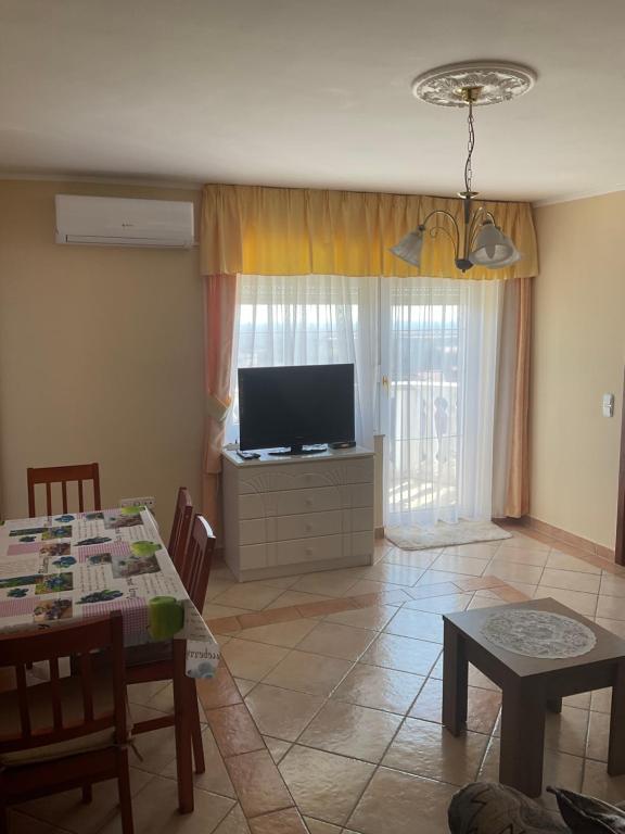 Telewizja i/lub zestaw kina domowego w obiekcie Arany Apartmanház Zalagyöngye