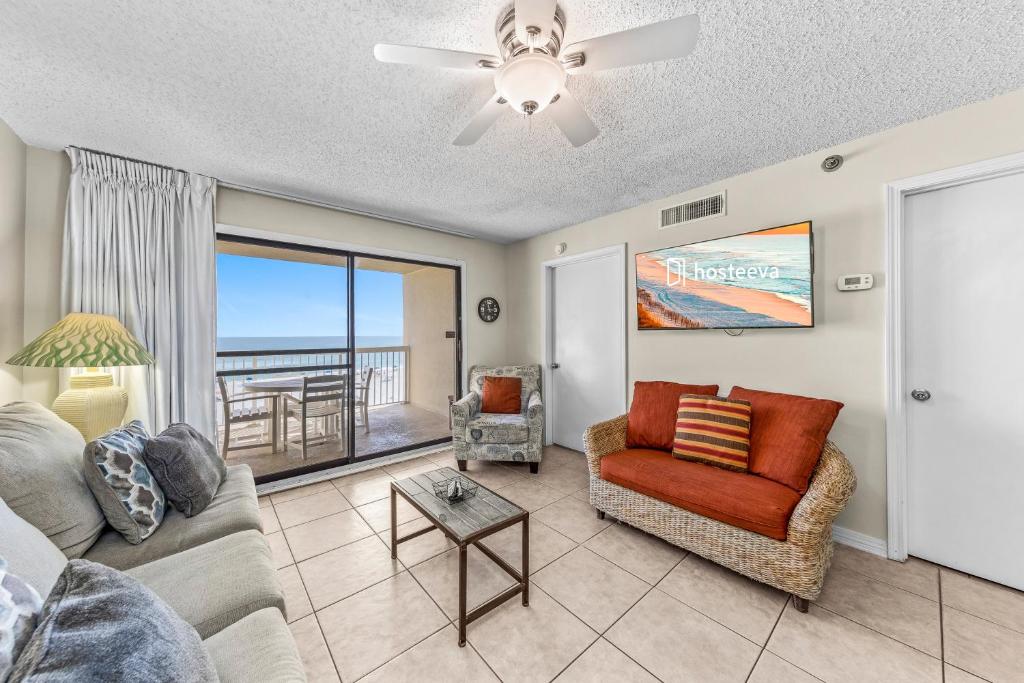 een woonkamer met een bank en een stoel bij Harbor Place 313 Beach Front Gulf View in Gulf Shores