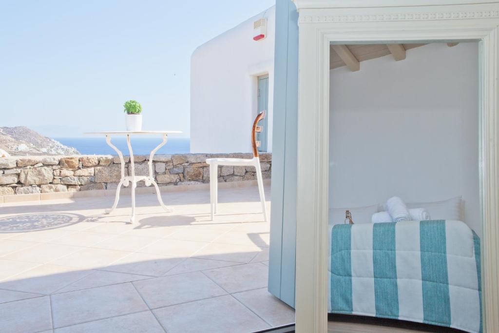 Habitación con cama y vistas al océano. en Niriides Homes & Villas, en Playa de Elia