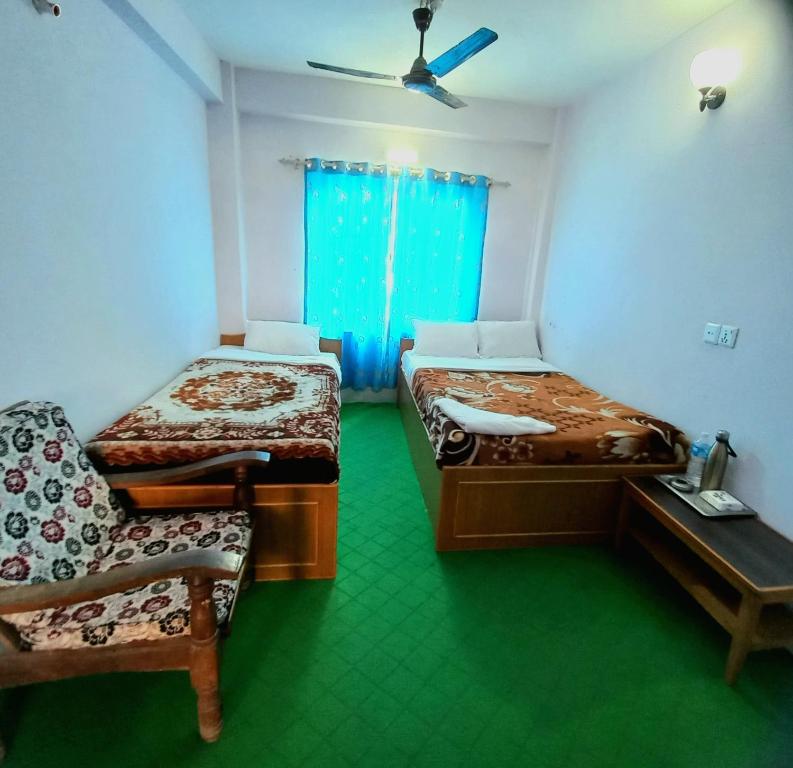 Un pat sau paturi într-o cameră la Hotel Aarjan And Restaurant