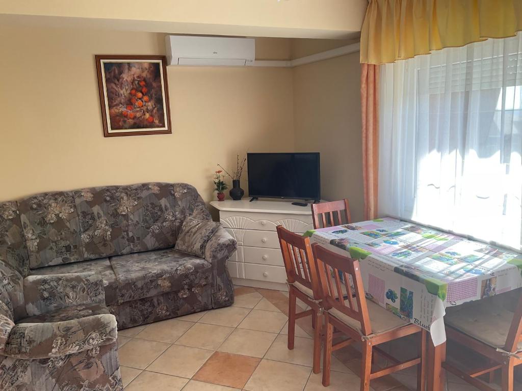 Telewizja i/lub zestaw kina domowego w obiekcie Arany Apartmanház Zalagyöngye
