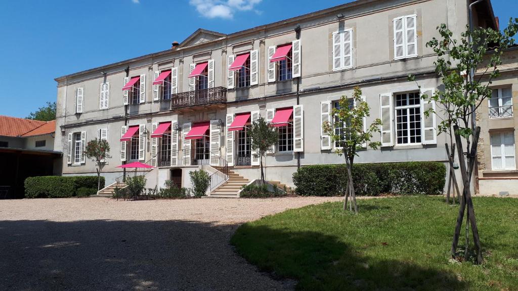 ein großes Gebäude mit roten Markierungen an den Fenstern in der Unterkunft Domaine de Montcausson in Revel