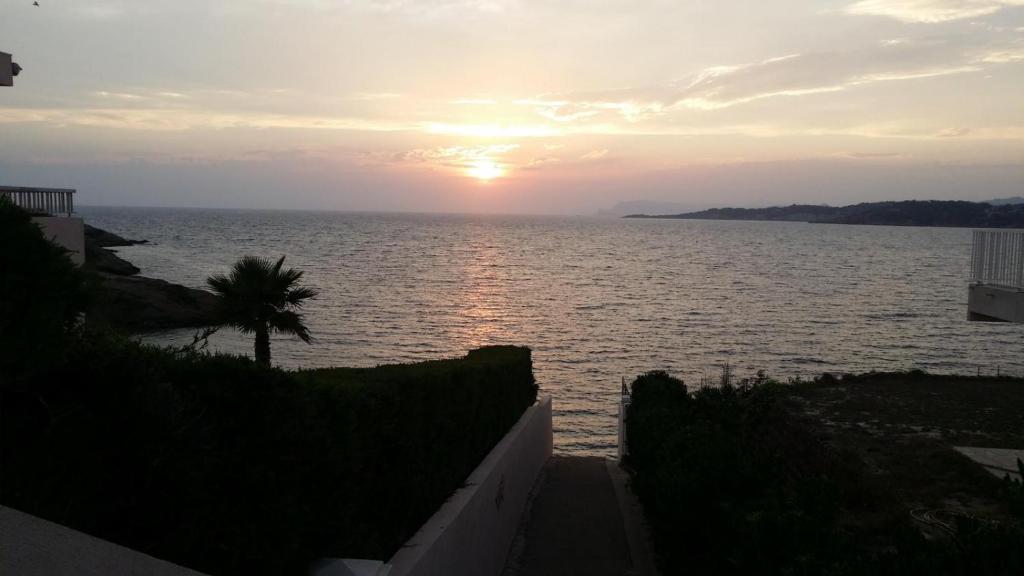 a sunset over a large body of water at T2 de 33 m2 plus terrasse de 20m2 vue sur mer climatisé à 10 secondes chrono à pied de la plage , mer et sentier du littoral Résidence marina cap négre Six-Fours-les-Plages in Six-Fours-les-Plages