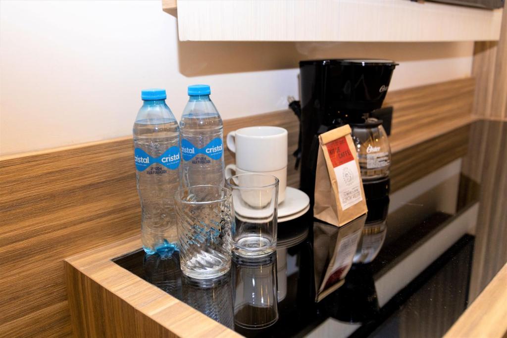 Příslušenství pro přípravu čaje a kávy v ubytování Hotel Plaza by Kavia