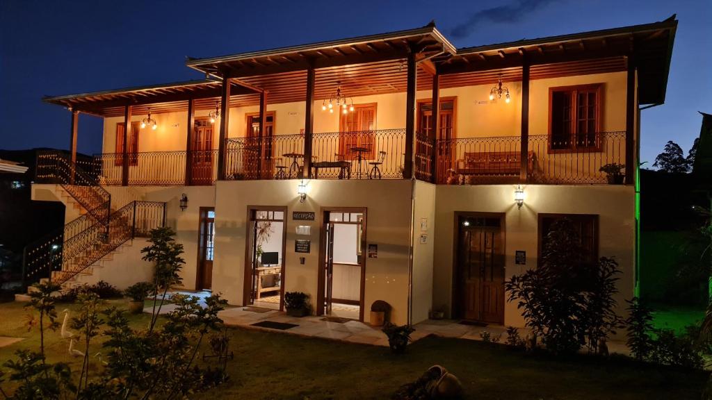 uma casa grande à noite com as luzes acesas em Pousada Chico Anjo em Ouro Preto