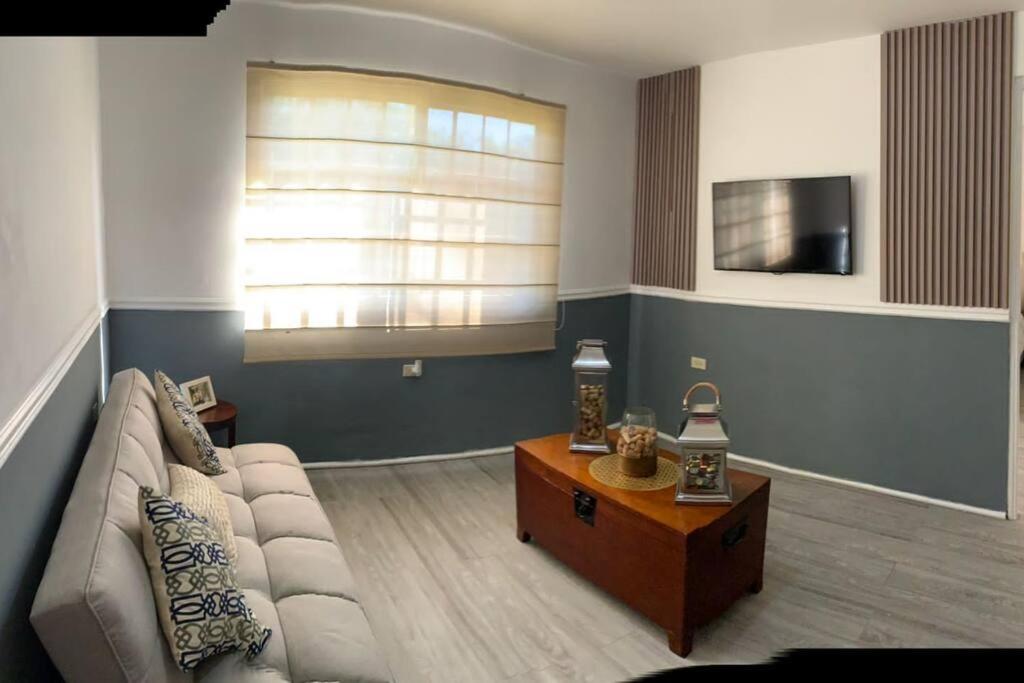 uma sala de estar com um sofá e uma mesa de centro em PRECIOSO APARTAMENTO DE LUJO AMOBLADO em Chitré