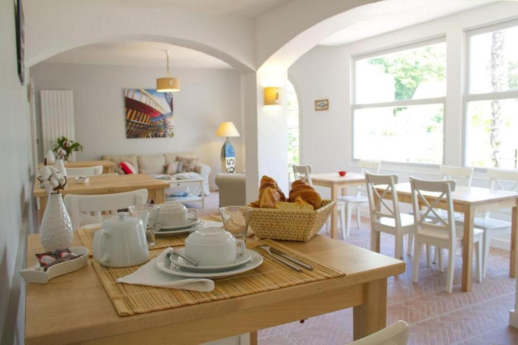 Restaurant ou autre lieu de restauration dans l&#39;&eacute;tablissement H&ocirc;tel Le Vert Bois