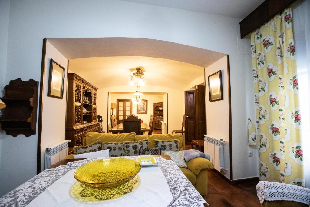 een woonkamer met een tafel en een bank bij LA CASONA OLIVENTINA in Olivenza