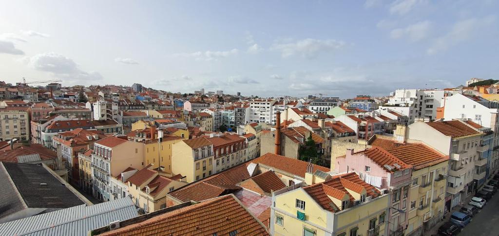 une vue aérienne sur une ville avec des bâtiments dans l'établissement Apartment 66 With Parking Place, à Lisbonne