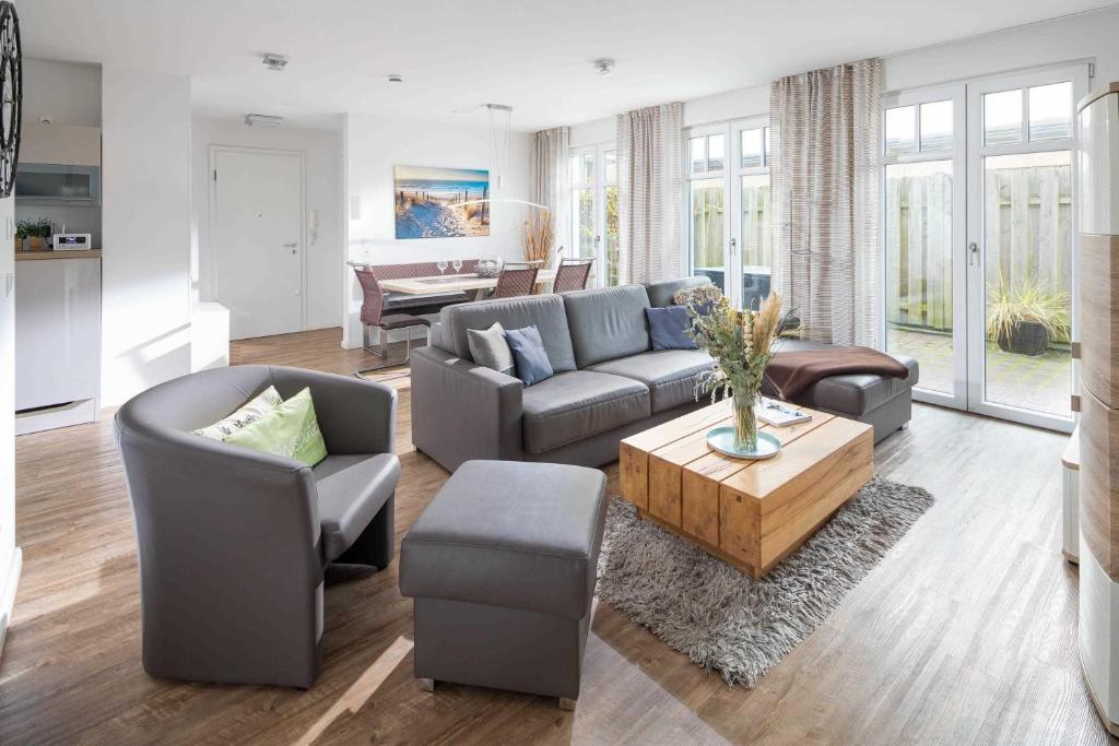 ein Wohnzimmer mit einem Sofa und einem Tisch in der Unterkunft Utspann in Norderney