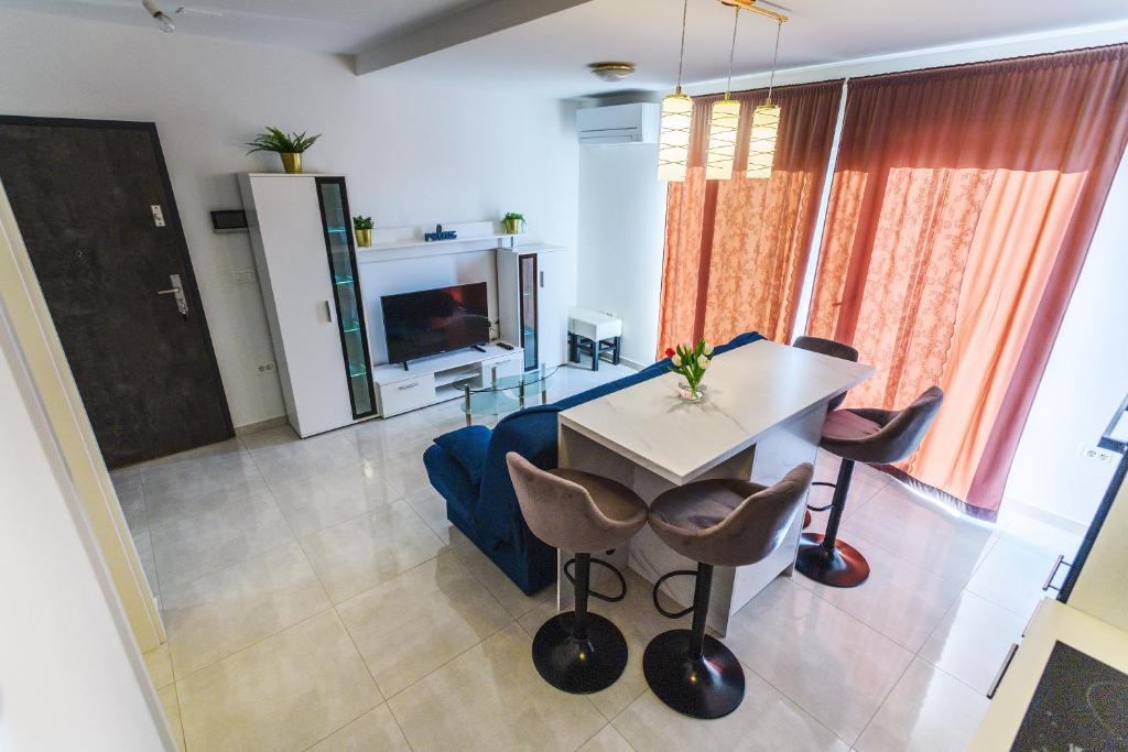 Televízia a/alebo spoločenská miestnosť v ubytovaní Holiday apartment Zadar - with summer balcony and parking