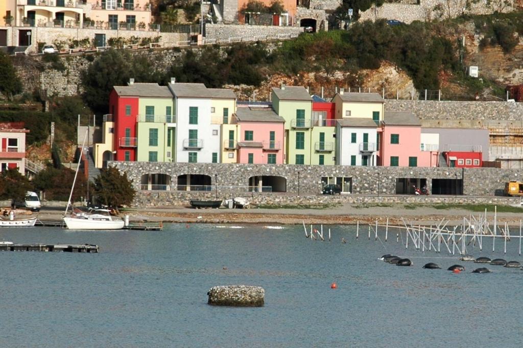 un gruppo di case colorate accanto a un corpo d'acqua di Hotel Residence Le Terrazze a Portovenere