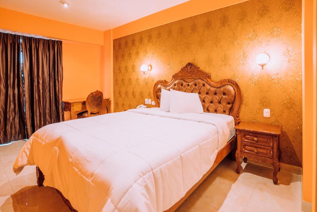 Un pat sau paturi într-o cameră la Lima Central Design Hotel Spa & Club