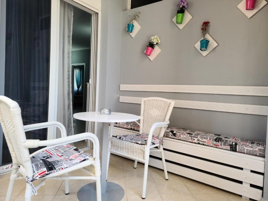 Fancy Summer Sea View Apartment - Image 3