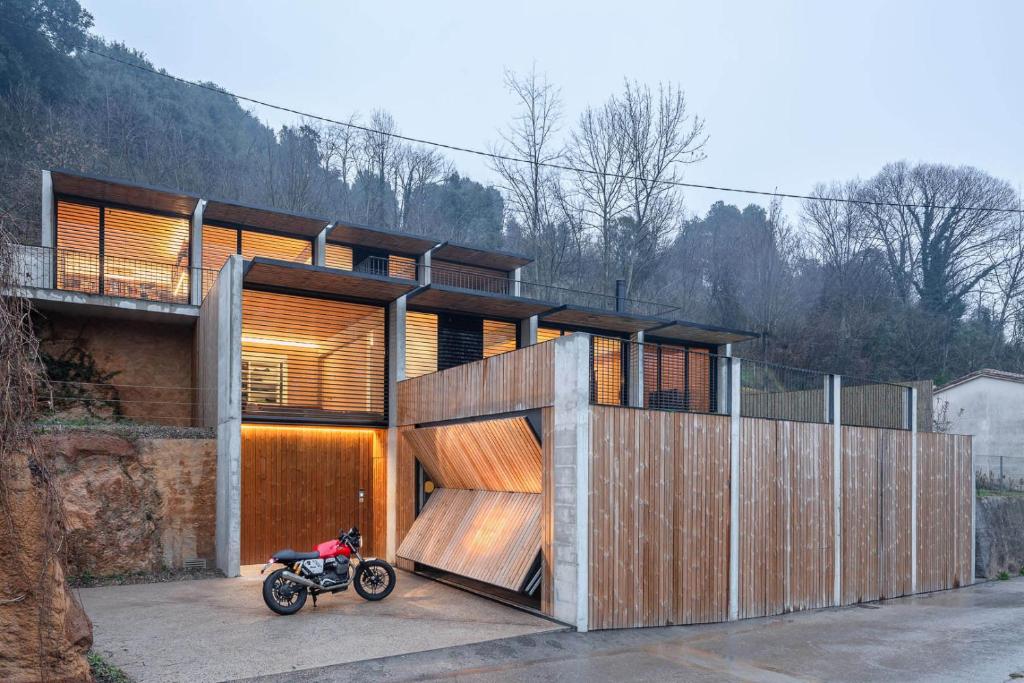 una casa con una motocicleta estacionada frente a ella en Casa de Tartera en Olot