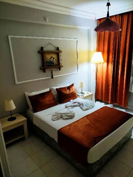Postel nebo postele na pokoji v ubytování Side Erenler Hotel