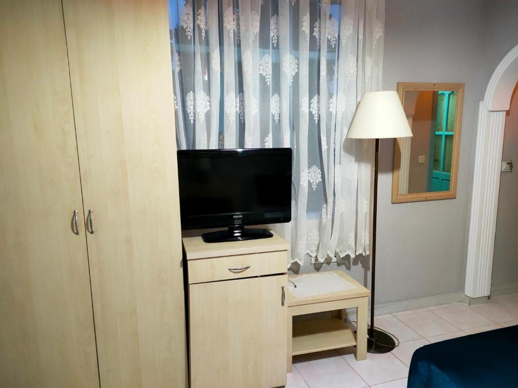 TV a/nebo společenská místnost v ubytování Side Erenler Hotel