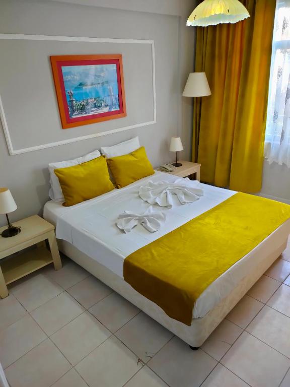Postel nebo postele na pokoji v ubytování Side Erenler Hotel