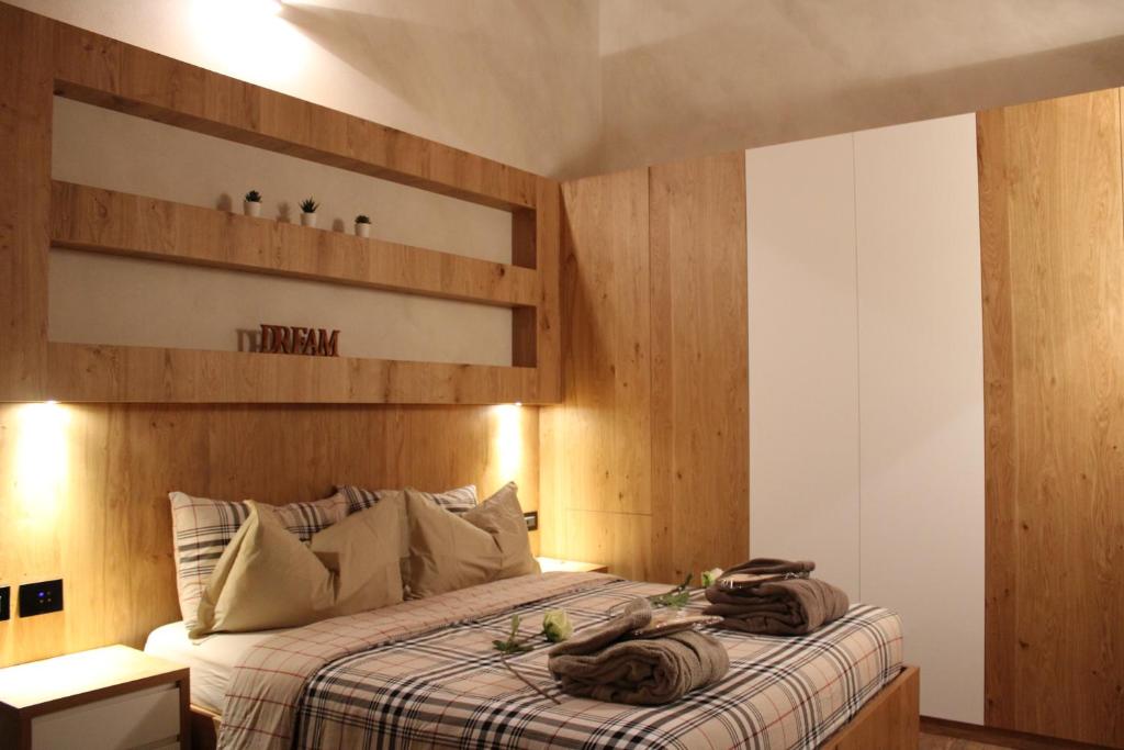 a bedroom with a bed with two towels on it at Appartamento Suite centro Livigno 4S - Sabrina in Livigno