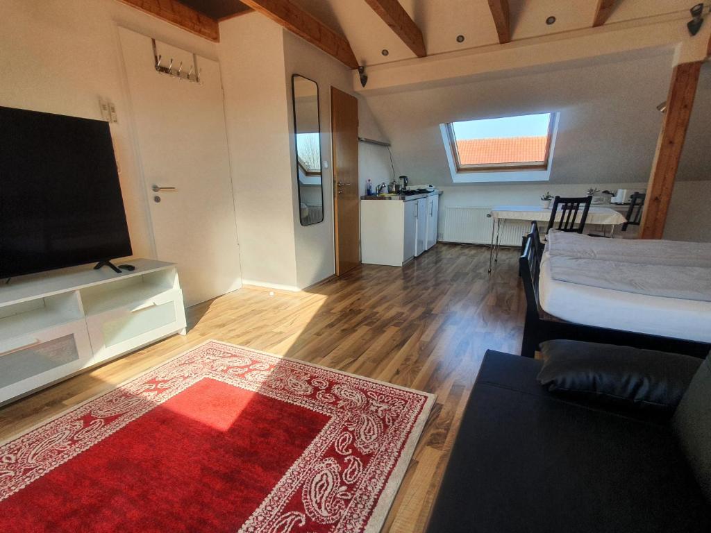 ein Wohnzimmer mit einem Flachbild-TV und einem Sofa in der Unterkunft Apartments am Kanal 2 in Emden