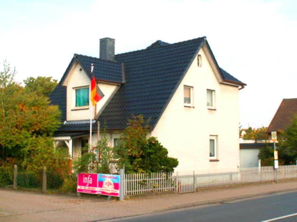 パイネにあるEdemissener Gästezimmerの旗の白い家