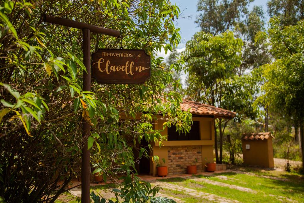 a sign in front of a yard with a house at Clavellino House en Villa de Leyva - Tranquilidad y Naturaleza en Reserva Natural Urbana! in Villa de Leyva