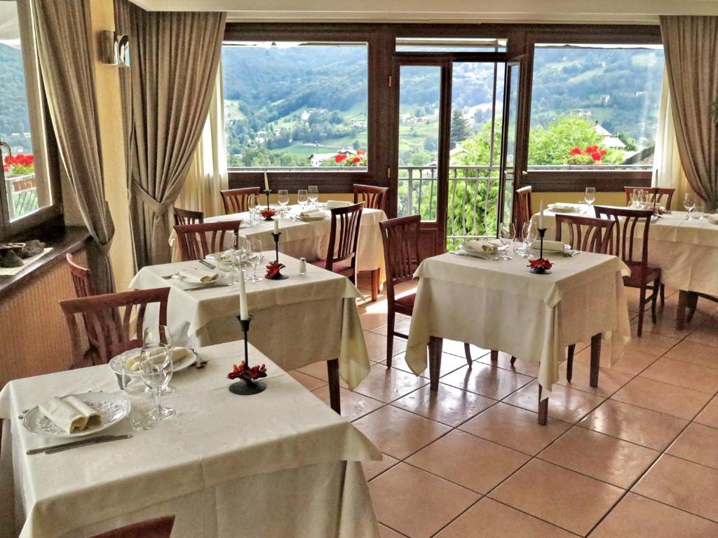 Nespecifikovaný výhled na hory nebo výhled na hory při pohledu z hotelu