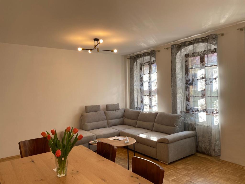salon z kanapą i stołem w obiekcie Ferienwohnung Villa Fortuna w mieście Pirna