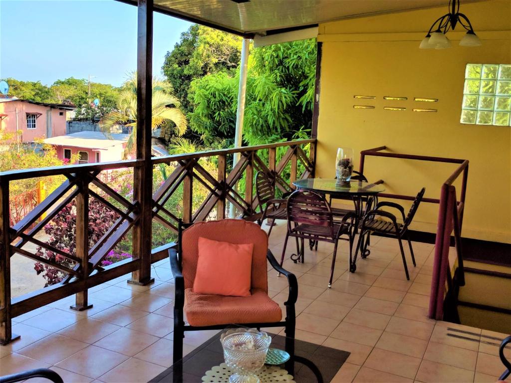 Rõdu või terrass majutusasutuses Hostal Doña Maria