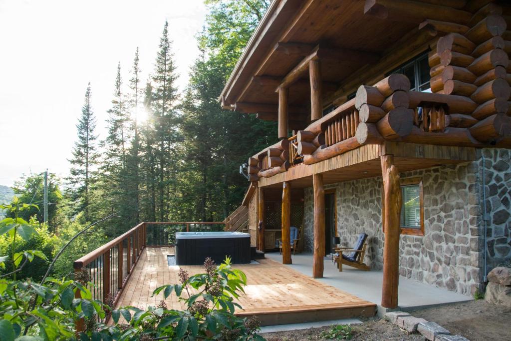 Saint-Faustin的住宿－Breathtaking log house with HotTub - Summer paradise in Tremblant，相簿中的一張相片