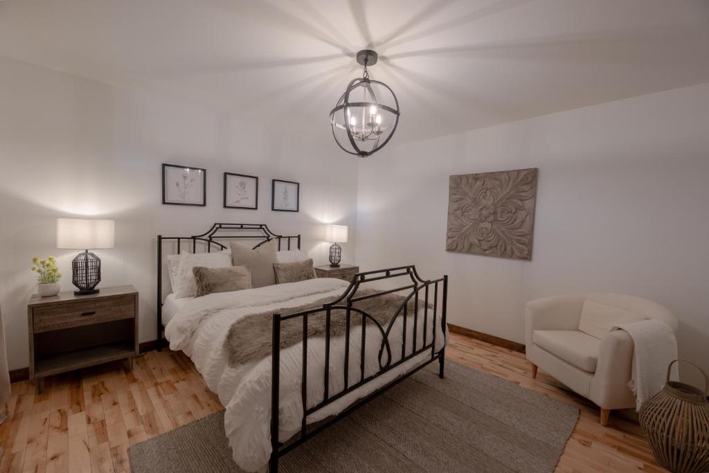 Una cama o camas en una habitación de Breathtaking log house with HotTub - Summer paradise in Tremblant