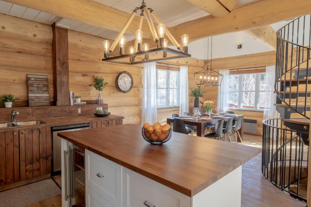 Galería fotográfica de Breathtaking log house with HotTub - Summer paradise in Tremblant en Saint-Faustin